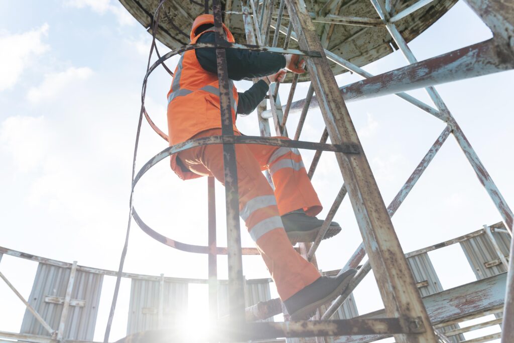 full-shot-man-with-safety-equipment